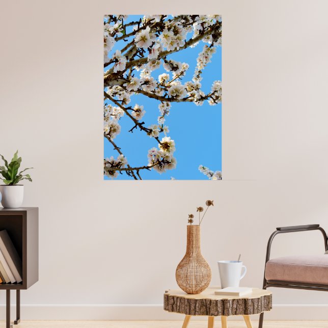 Vår Embrace: White Blommars Mot Blå himmel Poster (Vardagsrum 3)