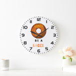Var en Bagel-funny Food Pun Bagel Älskare-design Stor Klocka<br><div class="desc">Lägg till en beröring av humor i ditt space med den här "Var en Bagel"-väggklockan. Med en lekfull bagelbild och en häxkrage är den här klockan perfekt för mat älskare, brunchentusiaster och alla som njuter av en snabb dekoration. Med högkvalitativa material och en elegant design är det en roligt och...</div>