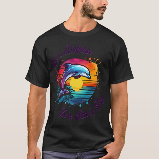 Var en delfin i ett hav av fiskar t shirt (Framsida)