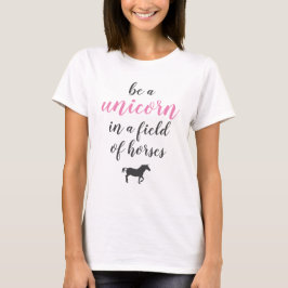 Var en enhörning i en Fält av hästar Tee Shirt