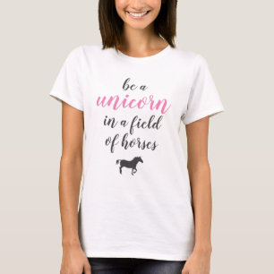Var en enhörning i en Fält av hästar Tee Shirt