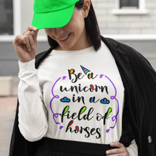 Var en enhörning i en Fält av Horses Typography Ar T Shirt