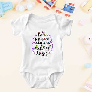 Var en enhörning i en Fält av Horses Typography Ar T Shirt