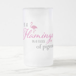 Var en flamingo i en flock av duvor frostat ölglas