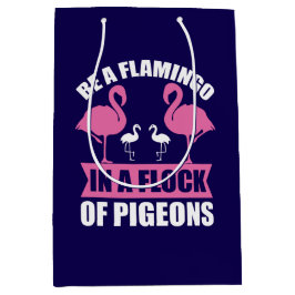 Var en flamingo i en flock duvor