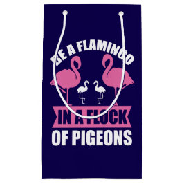 Var en flamingo i en flock duvor
