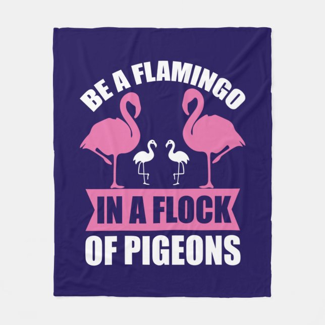 Var en flamingo i en flock duvor fleecefilt (Framsidan)