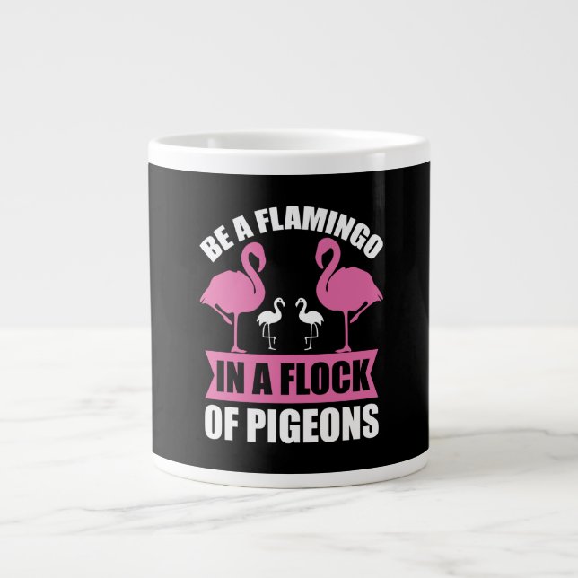 Var en flamingo i en flock duvor jumbo mugg (Framsidan)