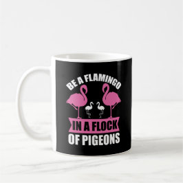 Var en flamingo i en flock duvor kaffemugg