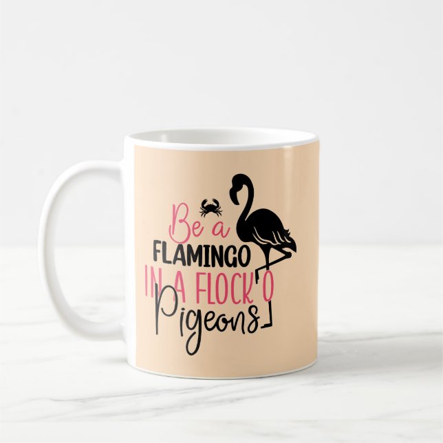 Var en flamingo i en flock duvor kaffemugg (Vänster)