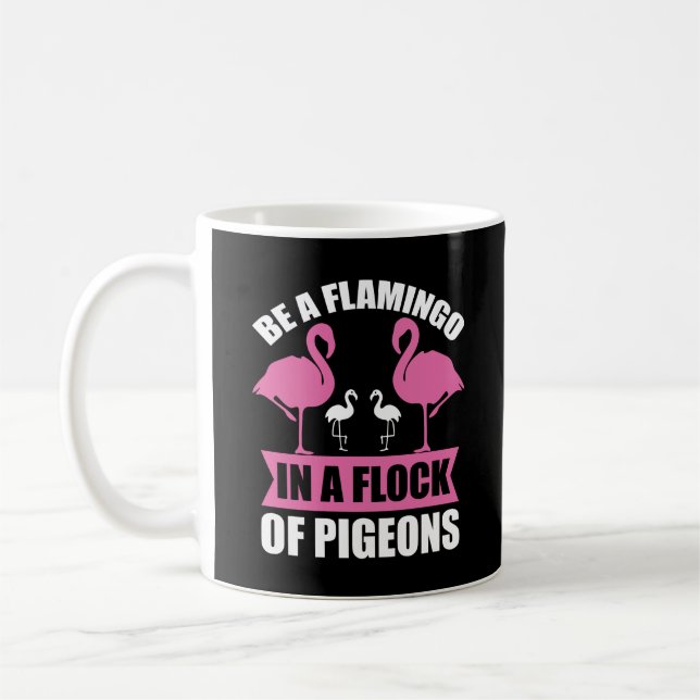 Var en flamingo i en flock duvor kaffemugg (Vänster)