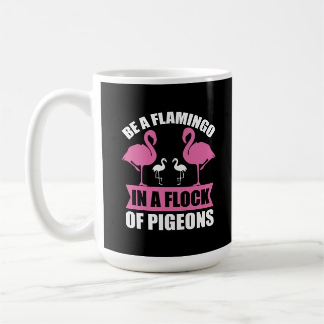 Var en flamingo i en flock duvor kaffemugg (Vänster)