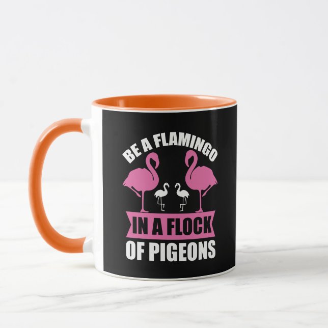 Var en flamingo i en flock duvor mugg (Vänster)