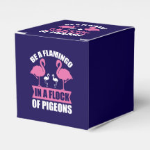Var en flamingo i en flock duvor