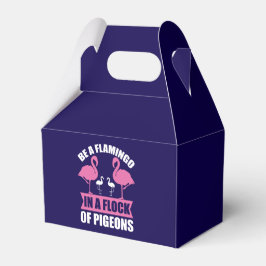 Var en flamingo i en flock duvor presentaskar