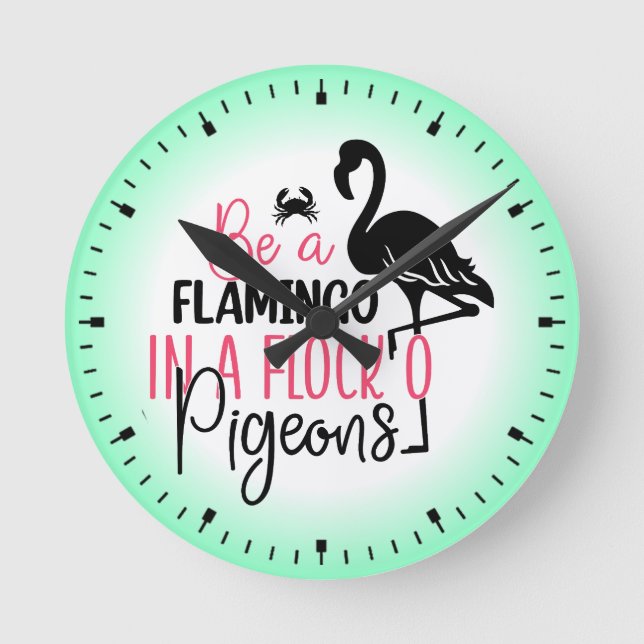 Var en flamingo i en flock duvor rund klocka (Framsida)
