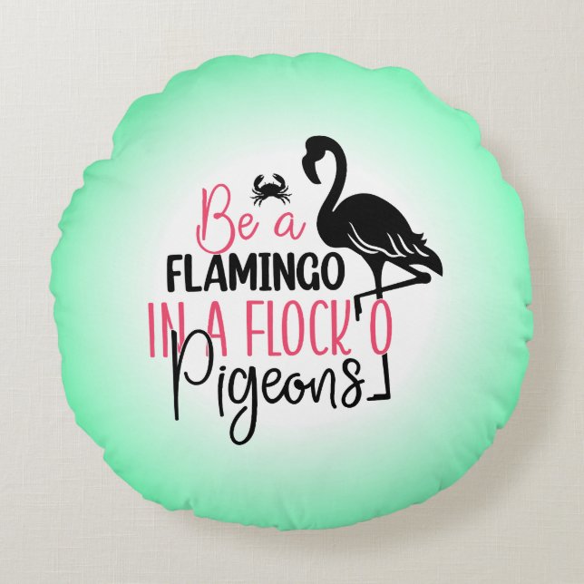 Var en flamingo i en flock duvor rund kudde (Framsidan)