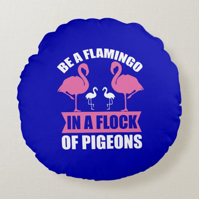 Var en flamingo i en flock duvor rund kudde (Framsidan)