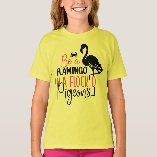 Var en flamingo i en flock duvor t shirt (Framsida)