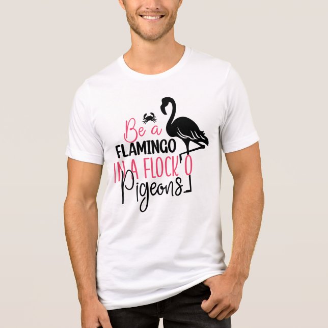 Var en flamingo i en flock duvor t shirt (Framsida)