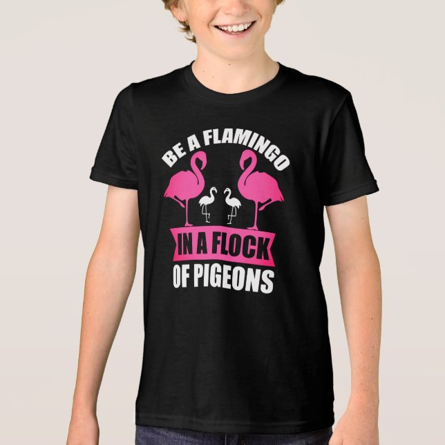 Var en flamingo i en flock duvor t shirt (Framsida)