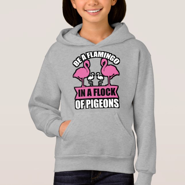 Var en flamingo i en flock duvor t shirt (Framsida)