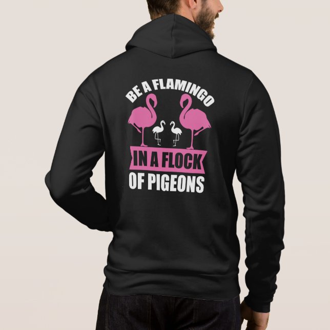 Var en flamingo i en flock duvor t shirt (Baksida)