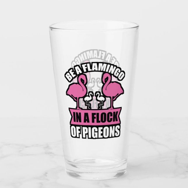 Var En Flamingo I En Flock Med Duvor Glaskopp (Framsida)