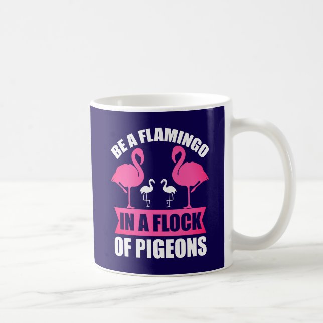 Var En Flamingo I En Flock Med Duvor Kaffemugg (Höger)