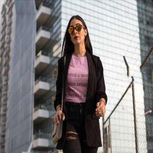 Var en flicka med sinne, en kvinna med attityd och t shirt