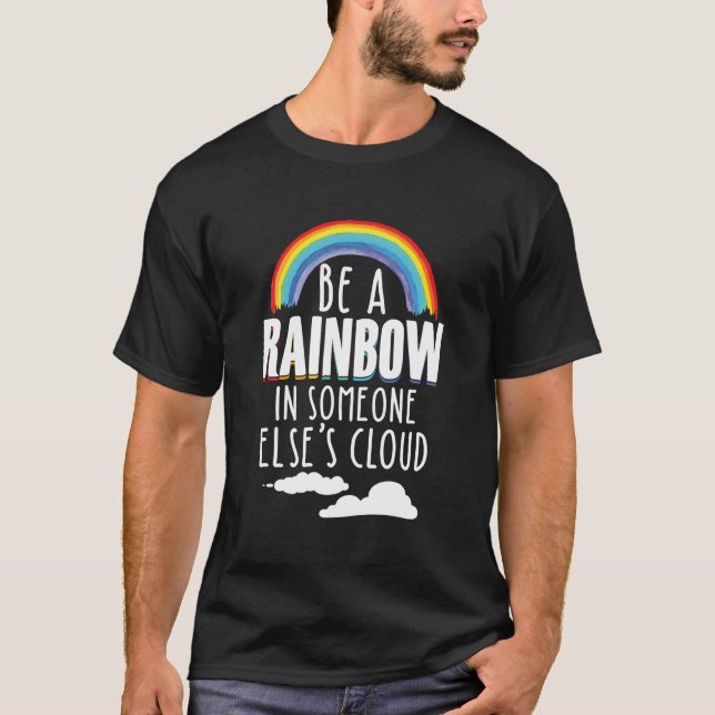Var en regnbåge i nån annans molninspiration t shirt (Framsida)