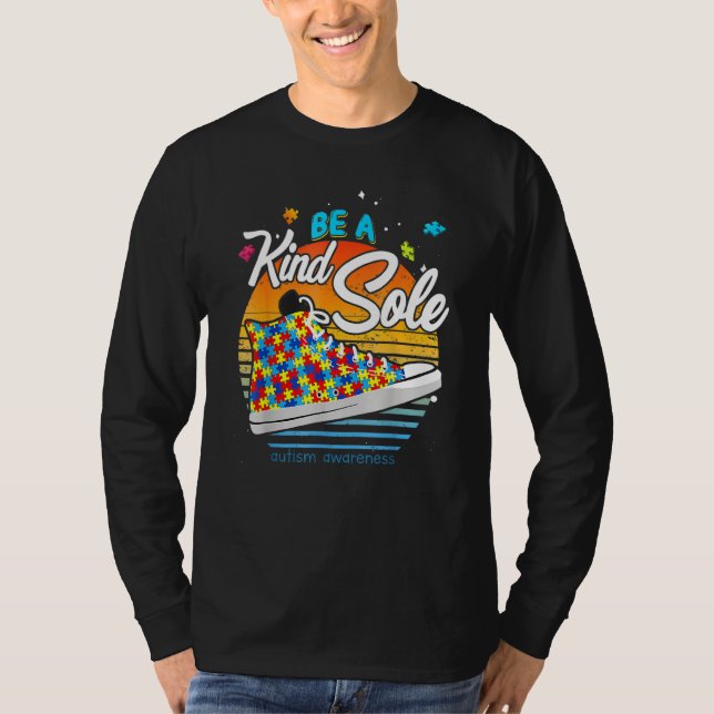Var en slags Autism Awareness Puzzle Shoes är K T Shirt (Framsida)