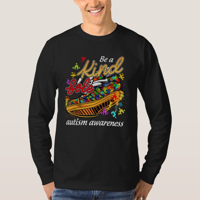 Var en slags Autism Awareness Puzzle Shoes är K T Shirt (Framsida)
