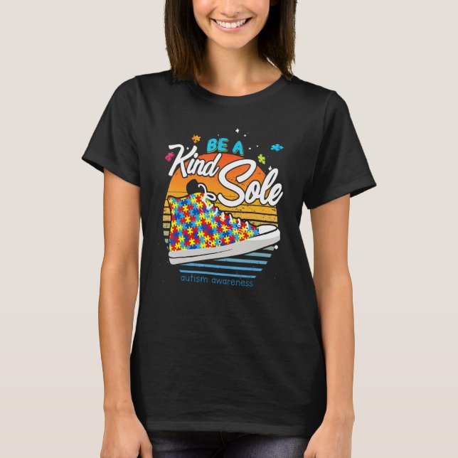 Var en slags Autism Awareness Puzzle Shoes är K T Shirt (Framsida)