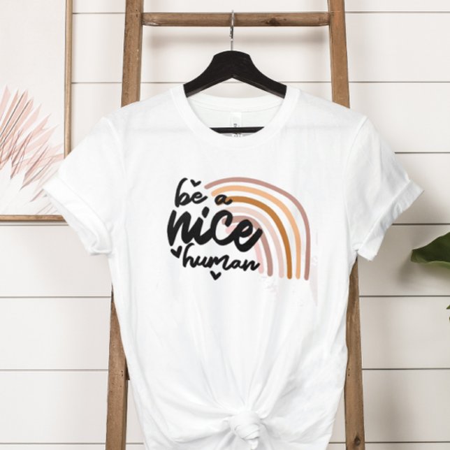 Var en trevlig människa t shirt (This chic boho shirt is a reminder to be a nice human.)