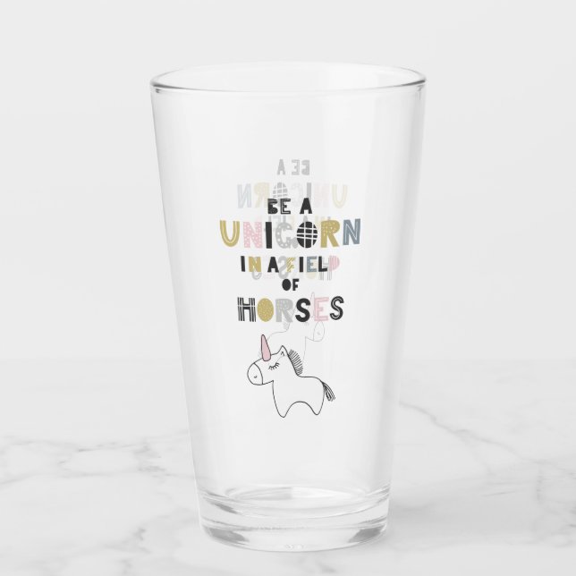 Var en Unicorn i ett fält av hästar Glaskopp (Framsida)