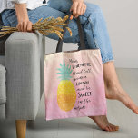 Var en vattenfärgstypografi för ananas tygkasse<br><div class="desc">Var en ananas tote Bag - Vi presenterar vår vattenfärgstypografi med citattecknet Tote Bag.Bakgrunden är en bas i vatten färg i skuggor av gult och rosa. På bilden av ananas står citatet: "Var ananas, ställ hög, bära om krona och var söt på insidan". Ett underbart presentalternativ för alla som vill...</div>