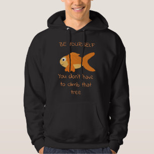 Var er egen fisk som klättrar upp i Träd Hoodie