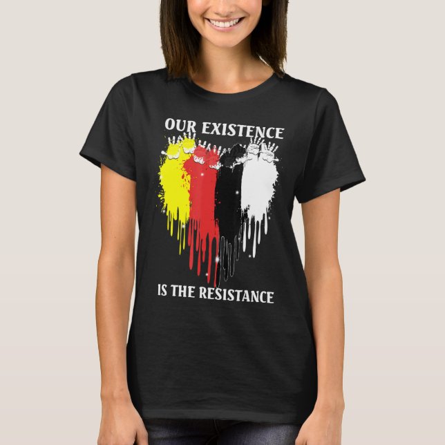 Vår existens är ursprungsbefolkningen t shirt (Framsida)