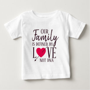 Vår familj definieras av DNA-adoption för kärle T-shirt
