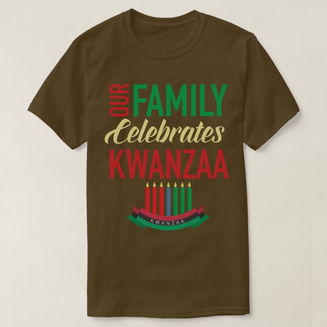 Vår familj firar Kwanzaa Kinara T Shirt (Design framsida)