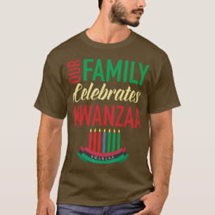 Vår familj firar Kwanzaa Kinara T Shirt