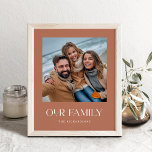 Vår familj | Terracotta Modern text och foto Poster<br><div class="desc">Den här moderna eleganten poster dina favoritfoton,  plus ord "vår familj" i en unik och snyggt vit typografi. Det finns också en punkt att lägga till ditt efternamn på. Ett boho terracotta,  minimalistiskt utseende som kommer att matcha alla stil.</div>