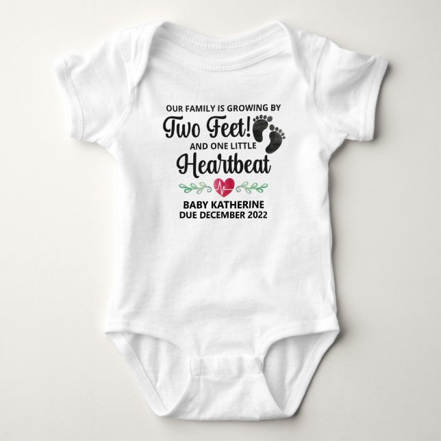 Vår familj växer med två fötter t shirt (Framsida)