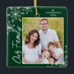 Vår familjerelagefoto-Grönt - jul Julgransprydnad Keramik<br><div class="desc">Denna vackra julprydnad är en perfekt gåva till vilken familj som helst. Utformningen har ett foto ram med handskriven text "Vår familj" och accentueras med lätt grått snöflingor på mörk grönt bakgrund. Anpassa med foto från din favoritfamilj,  namn och år.</div>
