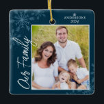 Vår familjhandskriftsfoto - blå jul julgransprydnad keramik<br><div class="desc">Denna vackra julprydnad är en perfekt gåva till vilken familj som helst. Designen har en fotoram med handskriven text "Vår familj" och accentueras med ljusblå snöflingor på en mörkblå bakgrund. Anpassa med foto,  namn och år för din favoritfamilj.</div>