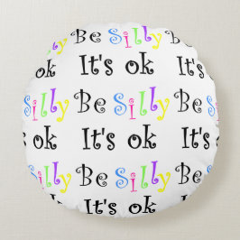 Var Fånig det är okej-runt-kudde Rund Kudde