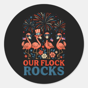 Vår flock rockar patriotisk flamingo för män, kvin runt klistermärke