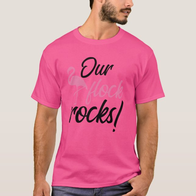 Vår flock rockar rosa flamingo Vår flock rockar tj T Shirt (Framsida)