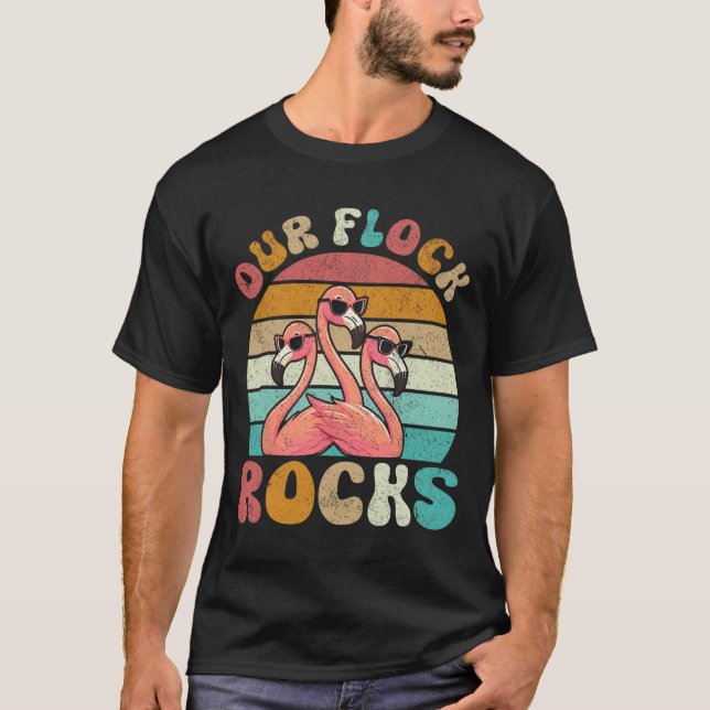 Vår Flock Sten Flamingo Matching Family Vacation T Shirt (Framsida)